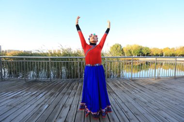 LUANNAN COUNTY, Çin - 17 Ekim 2021: Kadınlar parkta fitness dansı yapıyor, North Chin