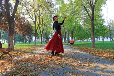 LUANNAN COUNTY, Çin - 24 Ekim 2021: Güzel bayan Kuzey Çin 'deki parkta oynuyor