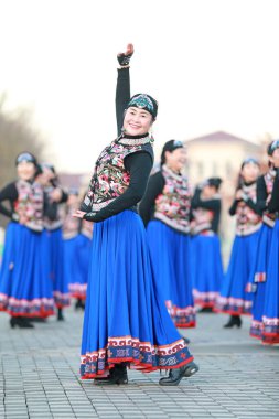 LUANNAN COUNTY, Çin - 14 Kasım 2021: Güzel elbiseli kadınlar parkta dans ediyorlar, Kuzey Çin