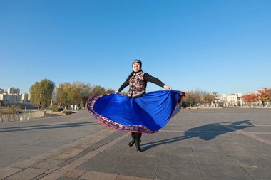 LUANNAN COUNTY, Çin - 14 Kasım 2021: Güzel elbiseli kadınlar parkta dans ediyorlar, North Chin