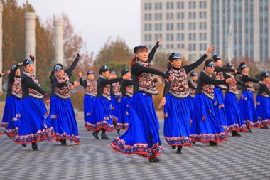 LUANNAN COUNTY, Çin - 14 Kasım 2021: Güzel elbiseli kadınlar parkta dans ediyorlar, North Chin