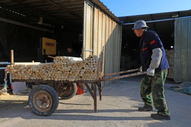 LUANNAN COUNTY, Çin - 25 Kasım 2021: İşçiler Kuzey Çin 'deki bir fabrikada ahşap maça işleme işlemleri