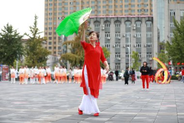 LUANNAN COUNTY, Çin - 10 Ekim 2021: Park meydanında kadın fitness dansı gösterisi, Kuzey Çin