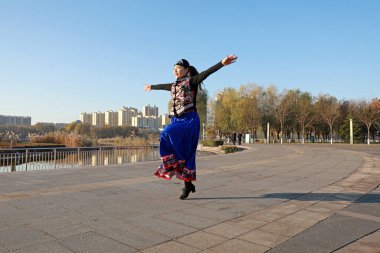 LUANNAN COUNTY, Çin - 14 Kasım 2021: Güzel elbiseli kadınlar parkta dans ediyorlar, North Chin