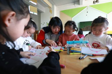 Tangshan, Çin - 21 Aralık 2021: Anaokulundaki çocuklar resim yapmayı Kuzey Çin 'den öğreniyorlar.