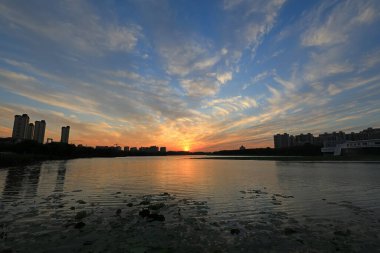 Rıhtıma bakan şehrin akşam manzarası