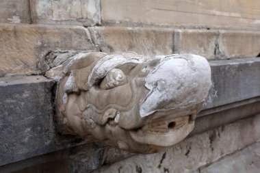 Pekin, Çin 'de çalışan insanların kültür sarayındaki kırık ejderha kafası heykeli.