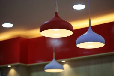 Dükkanda ışıklar yanıyor, yakın plan fotoğraflar.