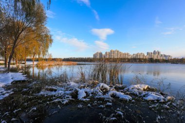 Kuzey Çin 'de bir parkta güzel bir kar manzarası