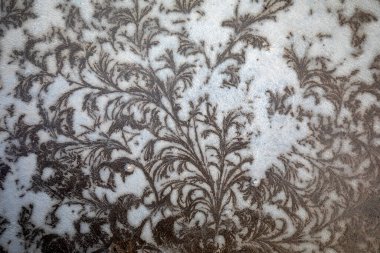 Beton zemindeki desen, düşük sıcaklık ve doğal koşullarda.