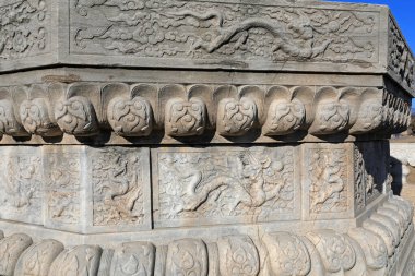 Kaya üssü Çin 'in Qing Hanedanlığı' nın doğu mozolesinde bulunmaktadır.