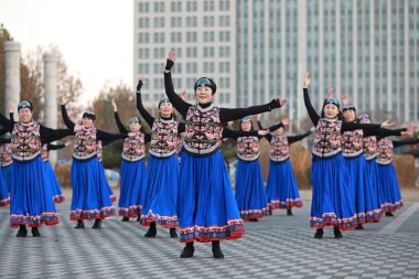 LUANNAN COUNTY, Çin - 14 Kasım 2021: Güzel elbiseli kadınlar parkta dans ediyorlar, North Chin