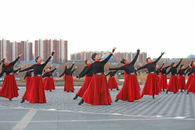 LUANNAN COUNTY, Çin - 12 Aralık 2021: Bayanlar parkta fitness dansı yapıyorlar, Kuzey Çin