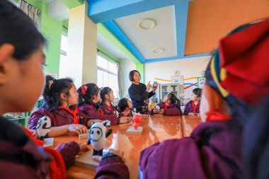 Tangshan, Çin - 17 Aralık 2021: Öğrenciler Kuzey Çin 'deki öğretmenlerin rehberliğinde kil heykel yapıyorlar