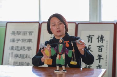 Tangshan, Çin - 17 Aralık 2021: Bir bayan harika bir hamur heykeli yapıyor, Kuzey Çene