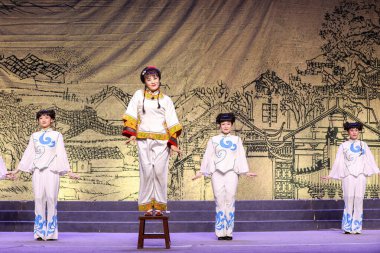 Tangshan, Çin - 21 Aralık 2021: Geleneksel Çin tiyatro sahnesi performansı, Kuzey Çin