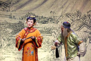 Tangshan, Çin - 21 Aralık 2021: Geleneksel Çin tiyatro sahnesi performansı, Kuzey Çin