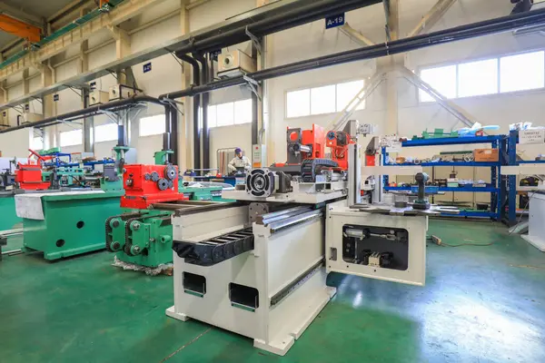 Tangshan, Çin - 16 Aralık 2021: işçiler bir kaynak ekipmanı şirketi, Ltd., Kuzey Çin