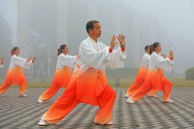 LUANNAN COUNTY, Çin - 11 Eylül 2021: İnsanlar Kuzey Çin 'deki parkta geleneksel Çin Taijiquan uygulaması yapıyor.