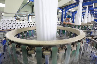 LUANNAN COUNTY, Çin - 13 Haziran 2021: işçiler Kuzey Çin 'deki plastik örgü üretim hattı üzerinde sıkı çalışıyorlar
