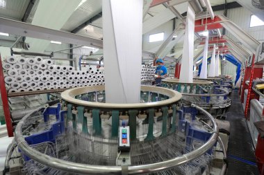 LUANNAN COUNTY, Çin - 17 Haziran 2021: İşçiler Kuzey Çin 'deki plastik dokuma atölyesinde sıkı çalışıyorlar