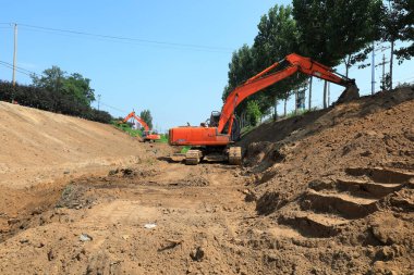 LUANNAN COUNTY, Çin - 8 Temmuz 2021: kazıcılar Çin 'in kırsal kesimindeki kurumuş nehirleri temizlediler
