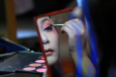 LUANNAN COUNTY, Çin - 11 Ağustos 2021: Pekin Operası aktörleri Kuzey Çin 'deki gösteri için dudaklarını çekiyorlar