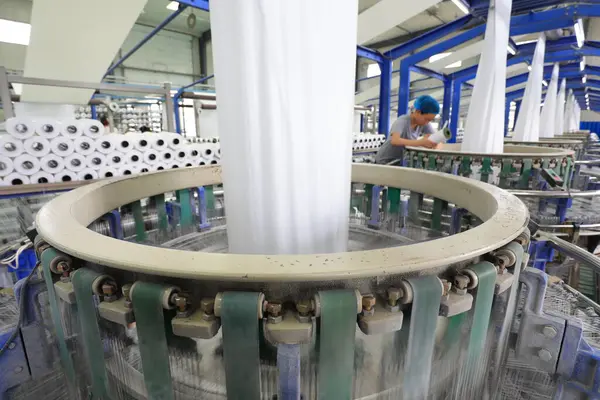 LUANNAN COUNTY, Çin - 13 Haziran 2021: işçiler Kuzey Çin 'deki plastik örgü üretim hattı üzerinde sıkı çalışıyorlar
