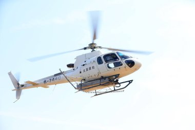 LUANNAN COUNTY, Çin - 2 Temmuz 2021: Böcek ilaçlarıyla dolu tarım helikopterleri gökyüzünde uçuyor, Çin