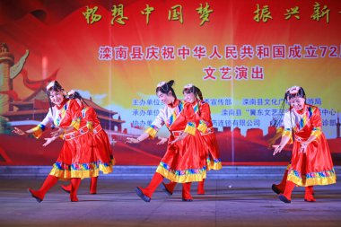 LUANNAN COUNTY, Çin - 29 Eylül 2021: bir açık hava partisinde dans gösterisi, Kuzey Çin