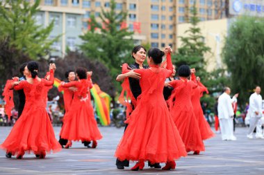 LUANNAN COUNTY, Çin - 10 Ekim 2021: Park meydanında kadın fitness dansı gösterisi, Kuzey Çin