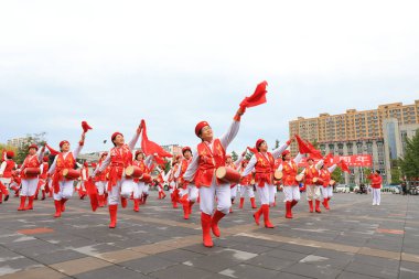 LUANNAN COUNTY, Çin - 10 Ekim 2021: Kuzey Çin 'deki park meydanında kadın fitness bel davul performansı