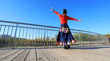 LUANNAN COUNTY, Çin - 17 Ekim 2021: Kadınlar parkta fitness dansı yapıyor, North Chin