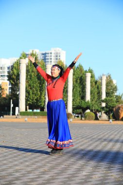 LUANNAN COUNTY, Çin - 17 Ekim 2021: Kadınlar parkta fitness dansı yapıyor, North Chin