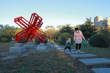 LUANNAN COUNTY, Çin - 27 Ekim 2021: Kuzey Çin 'de bir parkta oynayan bir anne ve oğul