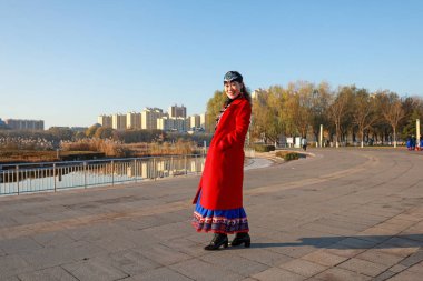 LUANNAN COUNTY, Çin - 14 Kasım 2021: Güzel elbiseli kadınlar parkta dans ediyorlar, North Chin