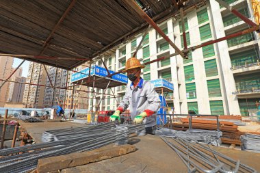 LUANNAN COUNTY, Çin - 15 Kasım 2021: takviye işçiler yoğun bir şekilde Kuzey Çin 'de bir inşaat alanında çalışıyor