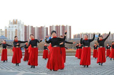 LUANNAN COUNTY, Çin - 12 Aralık 2021: Bayanlar parkta fitness dansı yapıyorlar, Kuzey Çin