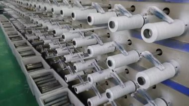 Yüksek hızlı dönen plastik dokuma makineleri Kuzey Çin 'de bir üretim atölyesinde.