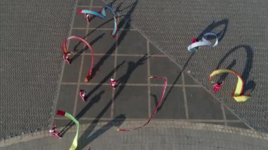 İnsanlar park meydanında spor için kurdele sallıyor, Kuzey Çin