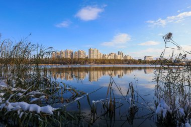 Kuzey Çin 'de bir parkta güzel bir kar manzarası
