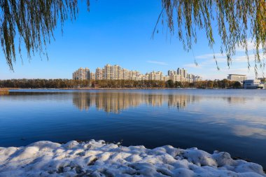 Kuzey Çin 'de bir parkta güzel bir kar manzarası