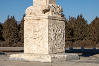 Çin 'deki Qing Hanedanlığı' nın doğu mozolesinde taş oymalar yapıldı.