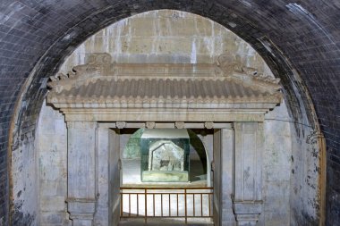 Çin 'deki Qing Hanedanlığı' nın Doğu Mezarı - 2 Şubat 2022: Çin 'deki Qing Hanedanı' nın cariyesi Xiang 'ın mezarında bir tabut.