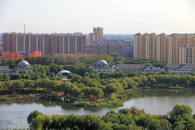 Kuzey Çin 'de sonbaharda kentsel mimari manzara