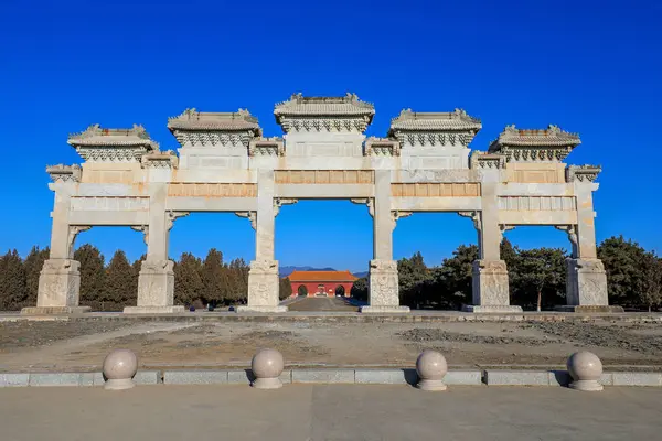 Taş kemer yolu Çin 'deki Qing Hanedanlığı' nın doğu mozolesinin manzaralı yerinde.