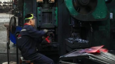 LUANNAN COUNTY, Çin - 22 Nisan 2021: işçiler Çin 'deki sıcak kürek üretim hattı üzerinde çalışıyorlar.