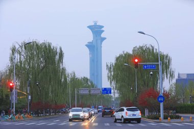 Pekin, Çin - 10 Nisan 2021: Pekin Olimpiyat Kulesi 'nin mimari manzarası.