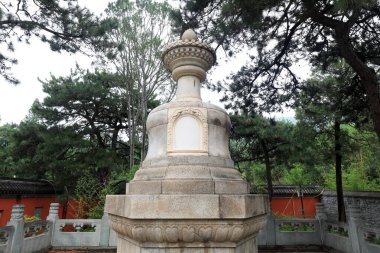 Pekin, Çin - 26 Haziran 2021: Pekin 'deki parktaki kapalı kase mezarlarının mimari manzarası