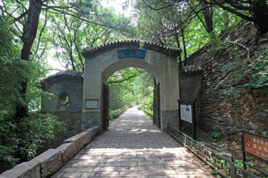 Pekin, Çin - 26 Haziran 2021: Pekin Botanik Bahçesinin mimari manzarası